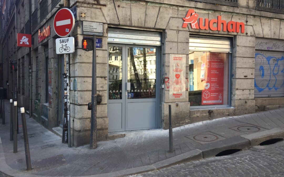Auchan ouvre un nouveau drive piéton à Lyon avec l’aide de Warning+